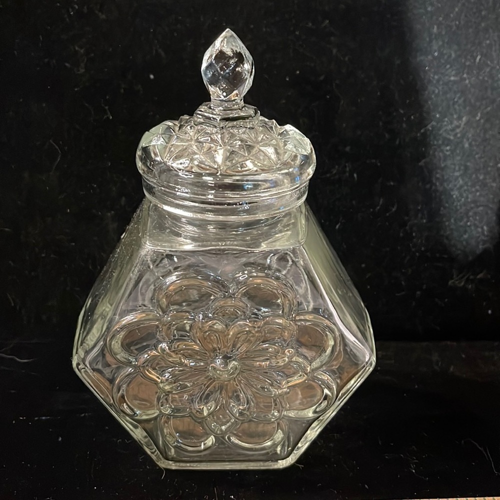 Avon - Vintage - lead crystal container with Lid - super pretty! Great Gift!